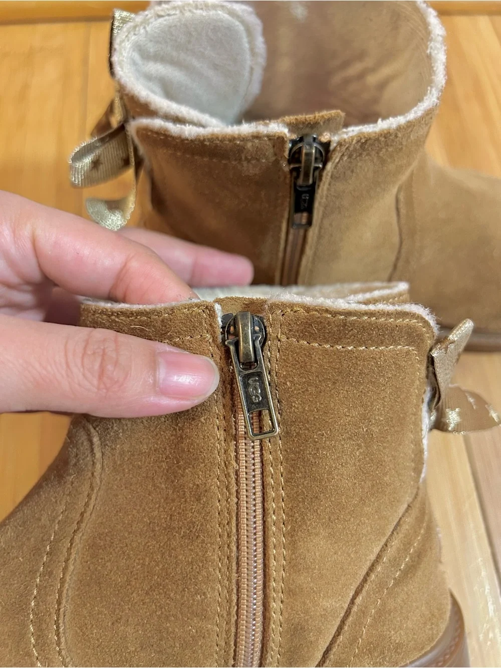 UGG Kids Lynde Chelsea Suede Winter Boots - Chestnut - 4Y or 5.5W